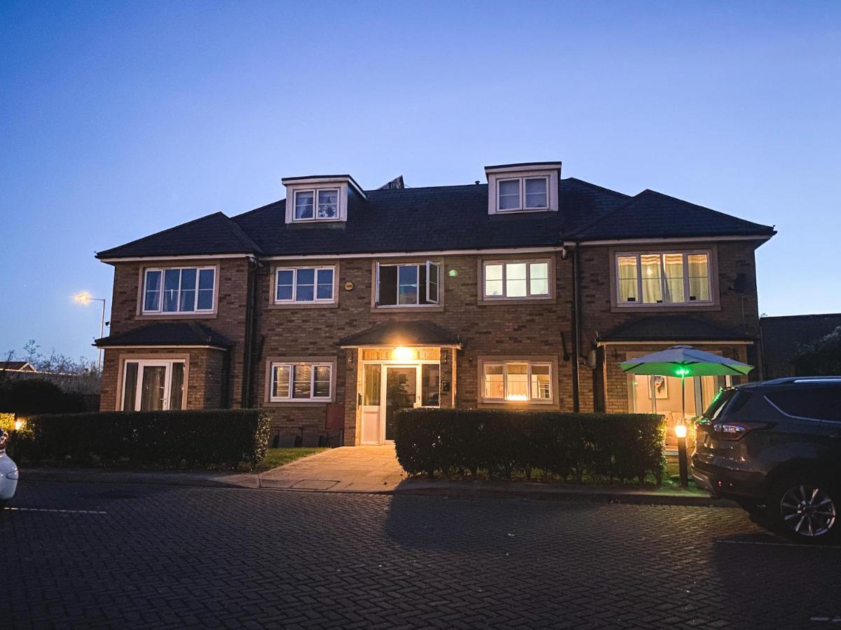Heathrow/Ashford Hospital/Twickenham Short Stay Apartment Stanwell Екстериор снимка