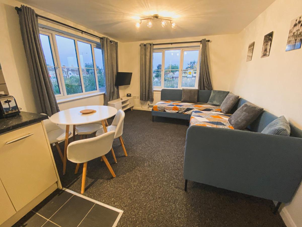 Heathrow/Ashford Hospital/Twickenham Short Stay Apartment Stanwell Екстериор снимка