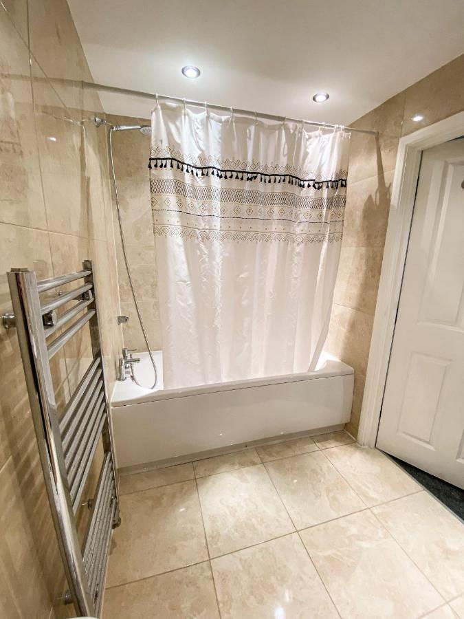 Heathrow/Ashford Hospital/Twickenham Short Stay Apartment Stanwell Екстериор снимка