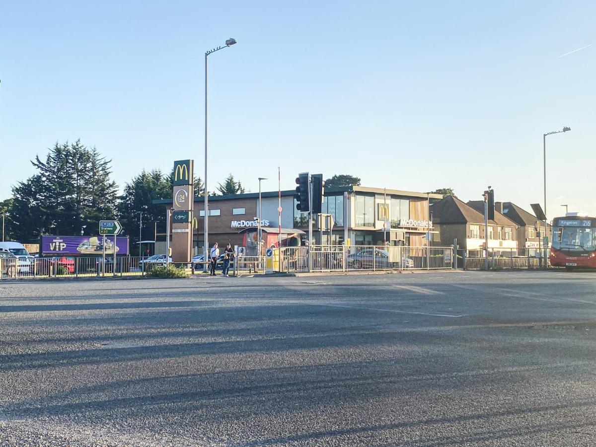 Heathrow/Ashford Hospital/Twickenham Short Stay Apartment Stanwell Екстериор снимка